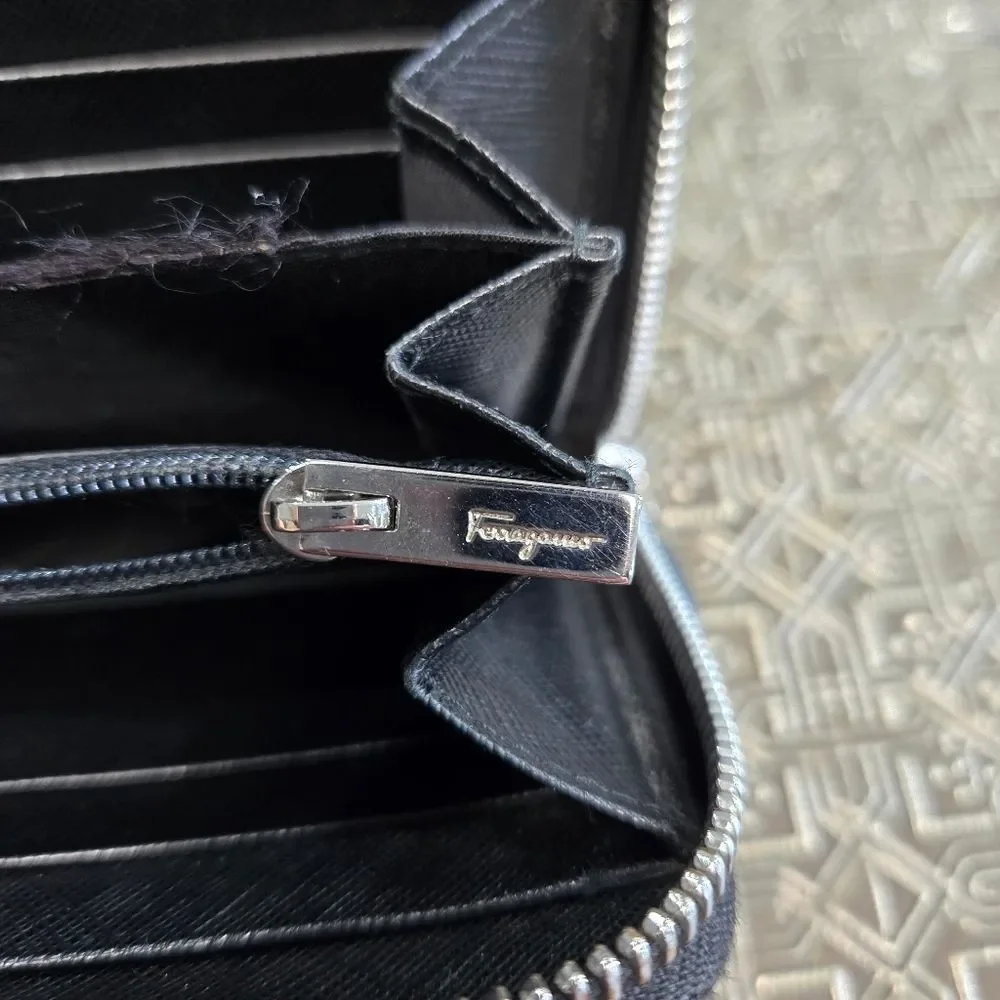 🐢 Salvatore Ferragamo Gancini   Wallet Zip Around Wallet Or Clutch. - Picture 6 of 12